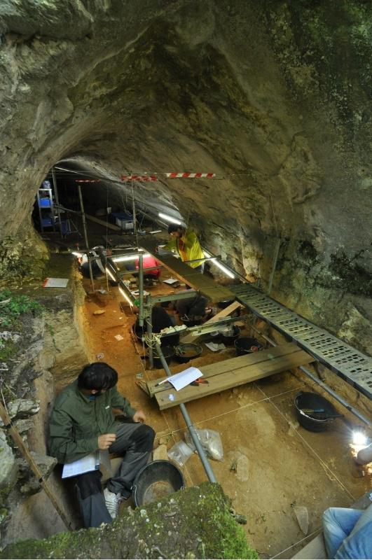 Os traballos en Cova Eirós ofrecen novas claves sobre os modos de vida dos últimos Neandertais e os primeiros humanos modernos no norte peninsular