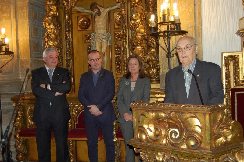 O investigador Emilio Rolán Mosquera recibiu a Insignia de Ouro da USC 