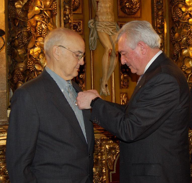 O investigador Emilio Rolán Mosquera recibiu a Insignia de Ouro da USC 