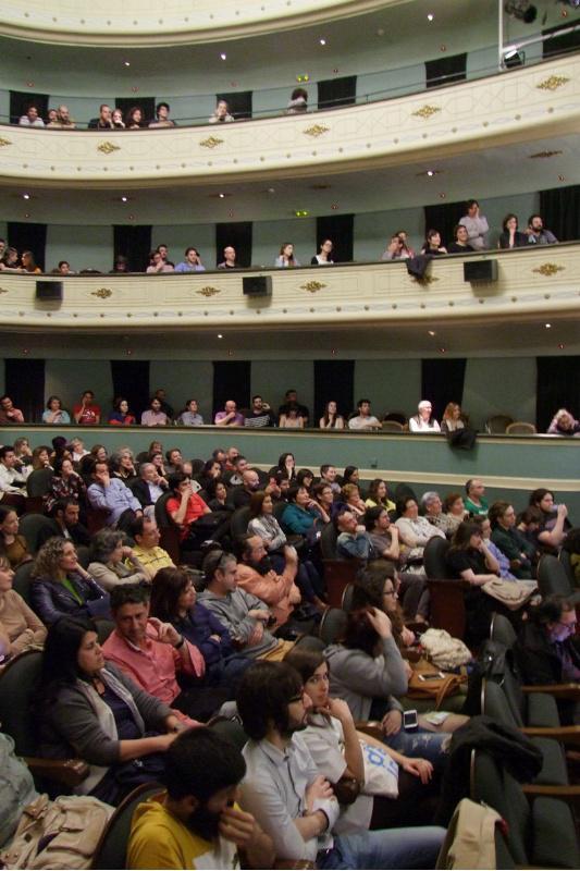 O Teatro Principal encheuse para ver ‘Amanece que no es poco’ co seu director, José Luis Cuerda