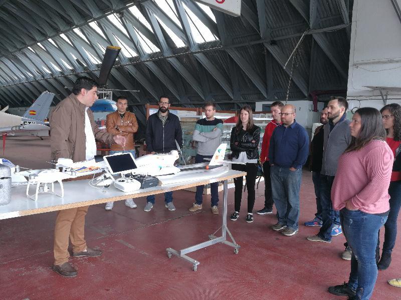 Comezan a formarse os primeiros pilotos de drons da Escola Politécnica Superior 