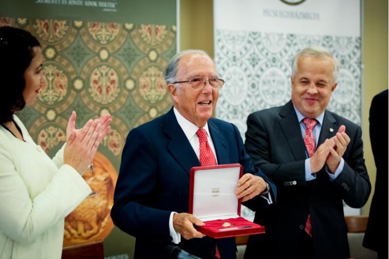 A entrega do Premio Grupo Compostela-Xunta de Galicia a Marcelino Oreja Aguirre clausura a XXIII Asemblea Xeral do Grupo Compostela de Universidades