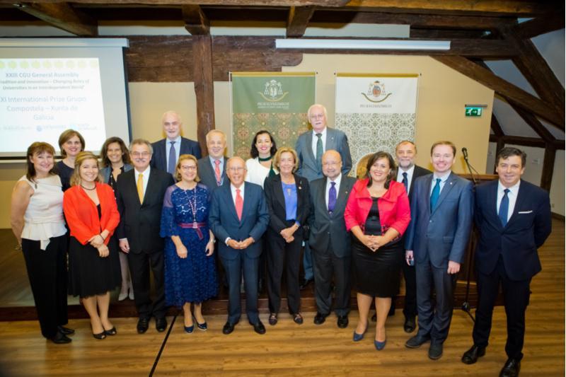 A entrega do Premio Grupo Compostela-Xunta de Galicia a Marcelino Oreja Aguirre clausura a XXIII Asemblea Xeral do Grupo Compostela de Universidades