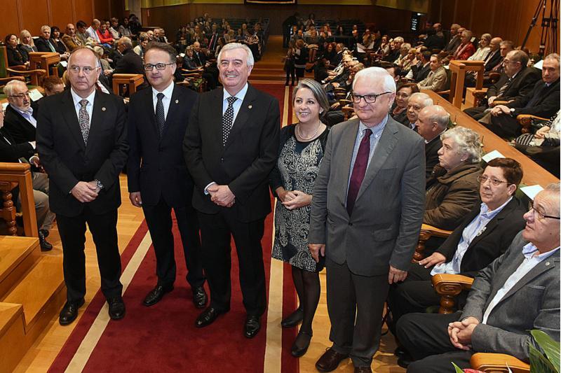 O reitor impúxolle a Insignia Fonseca a 85 integrantes do cadro de persoal da USC