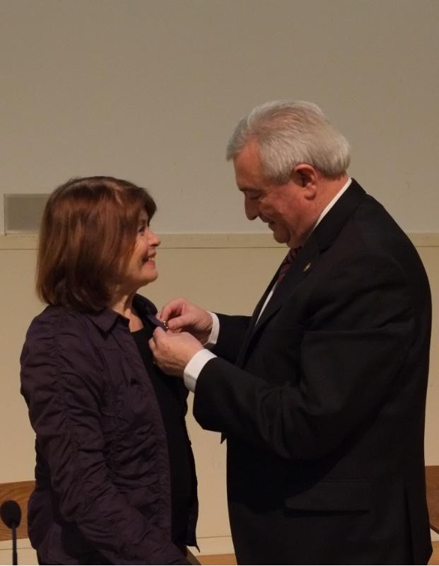A USC recoñece coa súa Insignia de Ouro a Michèle e Armand Mattelart