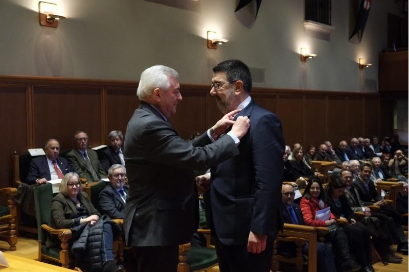 Juan Jesús Gestal Otero recibiu a Insignia de Ouro da USC nun concorrido acto