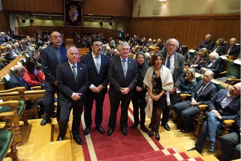Juan Jesús Gestal Otero recibiu a Insignia de Ouro da USC nun concorrido acto