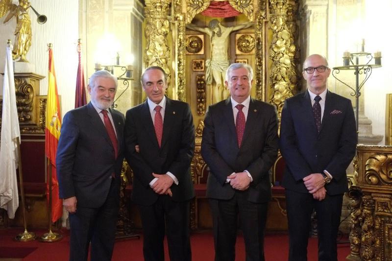 A USC recoñece coa Insignia de Ouro a José Antonio Villasante