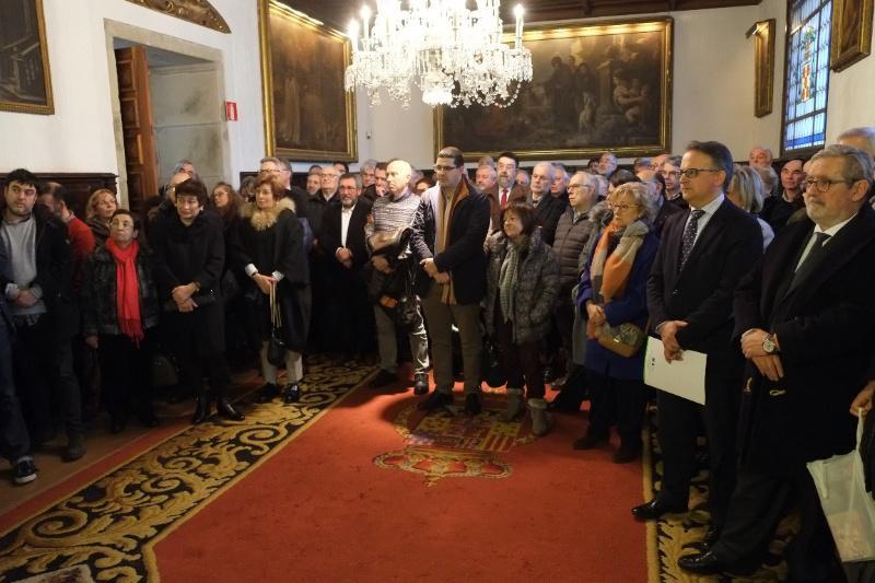 O reitor impúxolle a Insignia de Ouro da USC ao profesor Luís M. Hervella Torrón