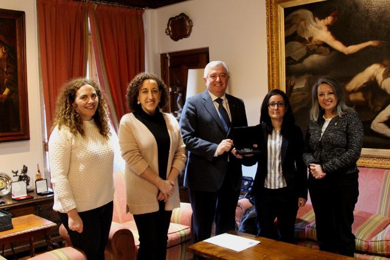 O reitor recibiu en San Xerome a investigadora ERC-Starting Grant María Giménez 