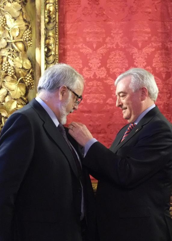 O reitor impúxolle a Insignia de Ouro da USC ao profesor Luís M. Hervella Torrón