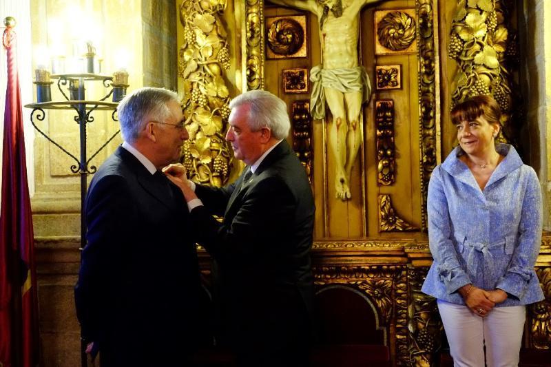 O profesor García Iglesias recibiu a Insignia de Ouro da USC