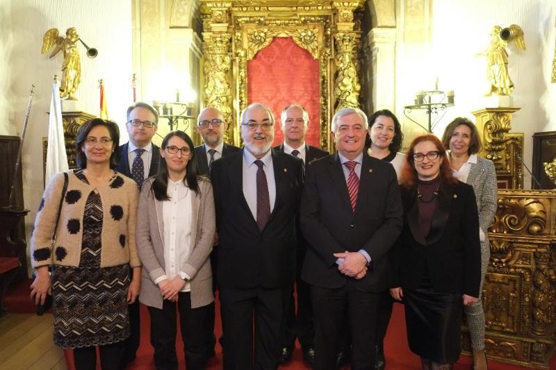 O reitor impúxolle a Insignia de Ouro da USC ao profesor Luís M. Hervella Torrón