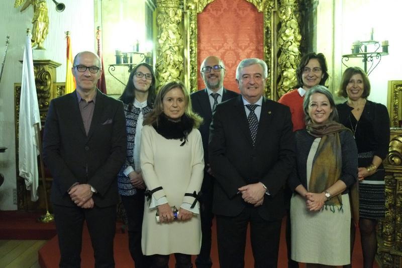 A profesora Mª Isabel Fraga recibiu a Insignia de Ouro da USC
