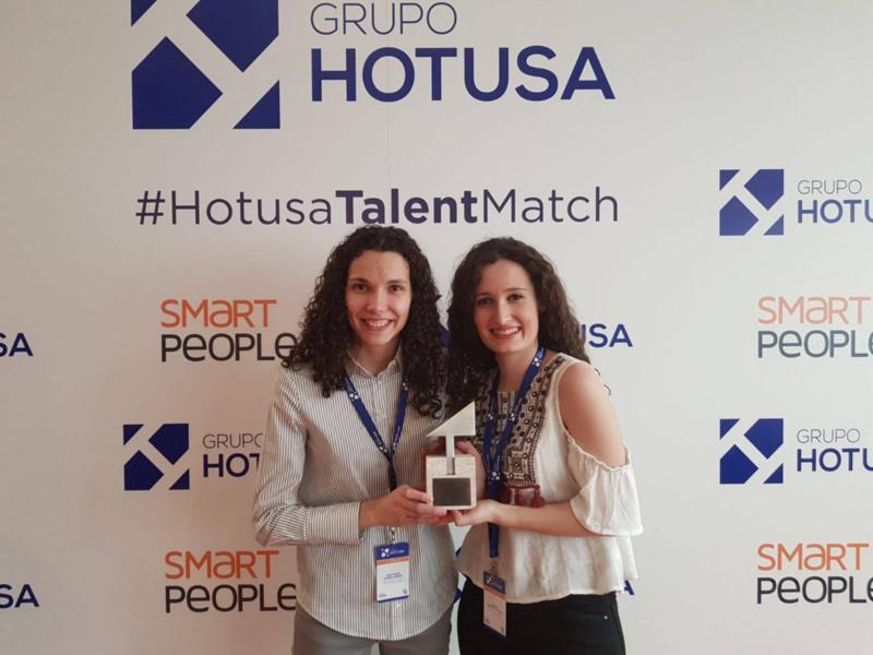 Lara Quiñoá e Begoña Simón, alumnas da Facultade de ADE, gañan unha mención no Talent Macht de Smart People de Hotusa