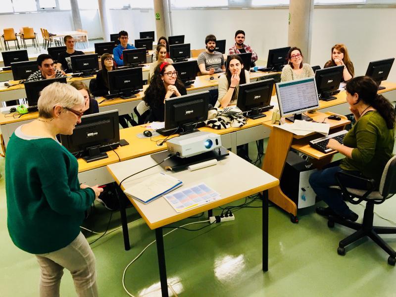 O Servizo de Participación e Integración Universitaria da USC no Campus Terra forma os monitores científicos para XuvenCiencia