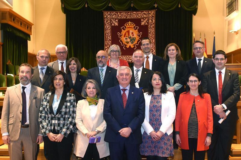 O reitor impuxo a Insignia de Ouro da USC aos integrantes do Consello de Dirección entre 2014 e 2018