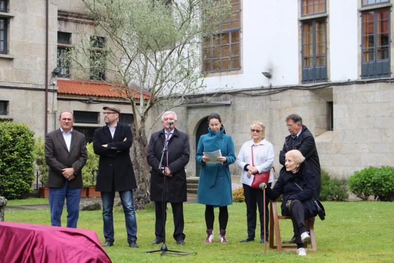 Os versos de Rosalía de Castro, Seamus Heaney e Luz Pozo Garza inauguran o ‘Xardín das pedras que falan’