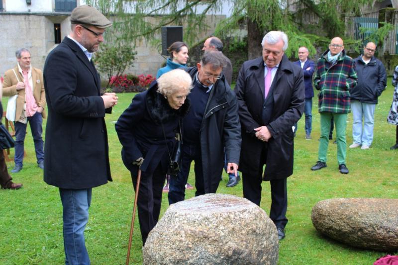Os versos de Rosalía de Castro, Seamus Heaney e Luz Pozo Garza inauguran o ‘Xardín das pedras que falan’