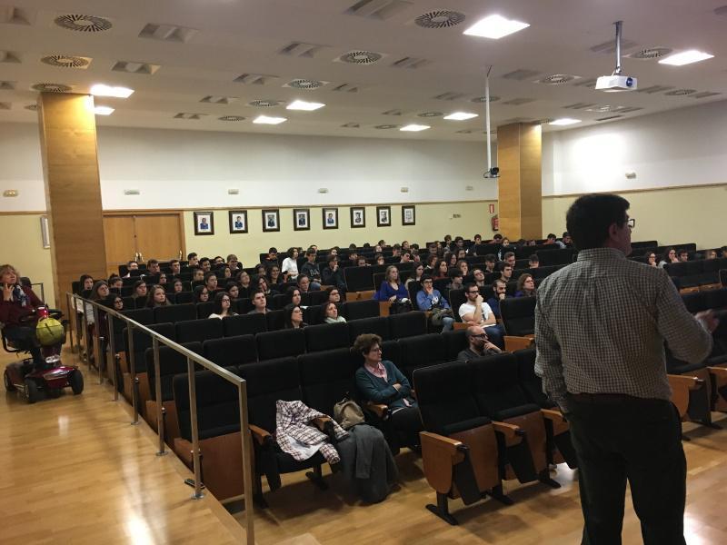 O experto Luis Rández explica na USC a estreita relación das matemáticas e a arte