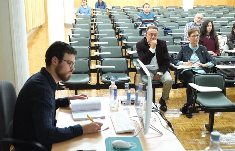 Unha tese de Filoloxía Inglesa examina a relación entre o contacto lingüístico e a omisión dos pronomes suxeito