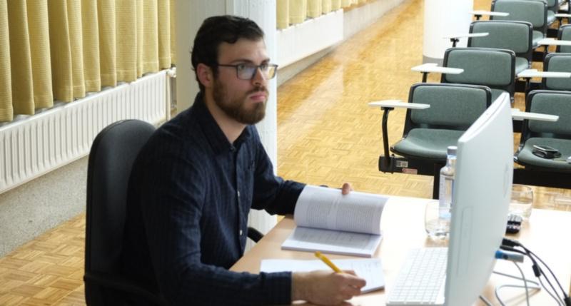 Unha tese de Filoloxía Inglesa examina a relación entre o contacto lingüístico e a omisión dos pronomes suxeito