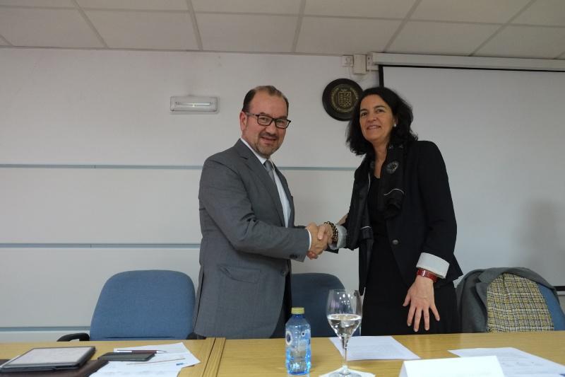 A profesora María Jesús Giráldez Fernández tomou posesión como decana de Óptica e Optometría