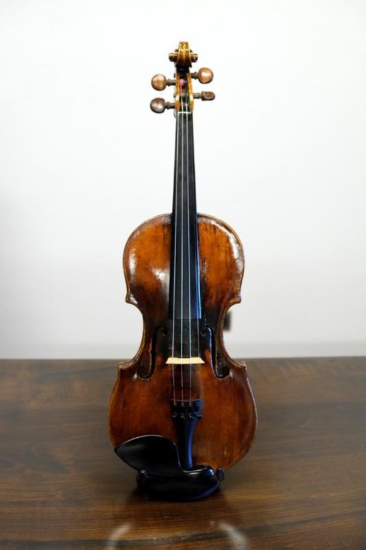 A USC recibe o violín pertencente a Andrés Gaos logo da súa restauración