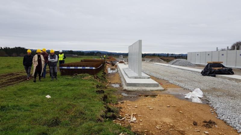 Valcárcel e Campos supervisan xunto con responsables políticos e académicos as obras da Granxa Experimental do Campus Terra