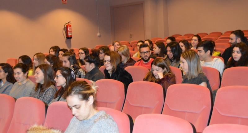 Enfermaría explora os nichos de emprego profesionais e as vías de formación de posgrao e investigación na USC nun foro técnico