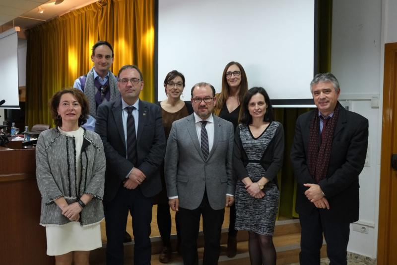 A profesora Elena López Lago tomou posesión como decana da Facultade de Física