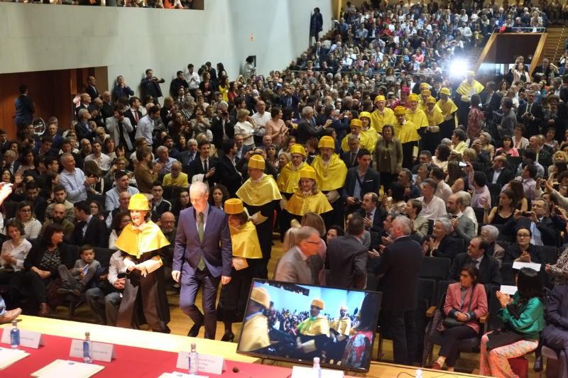 350 titulados e tituladas en Medicina celebraron a súa graduación