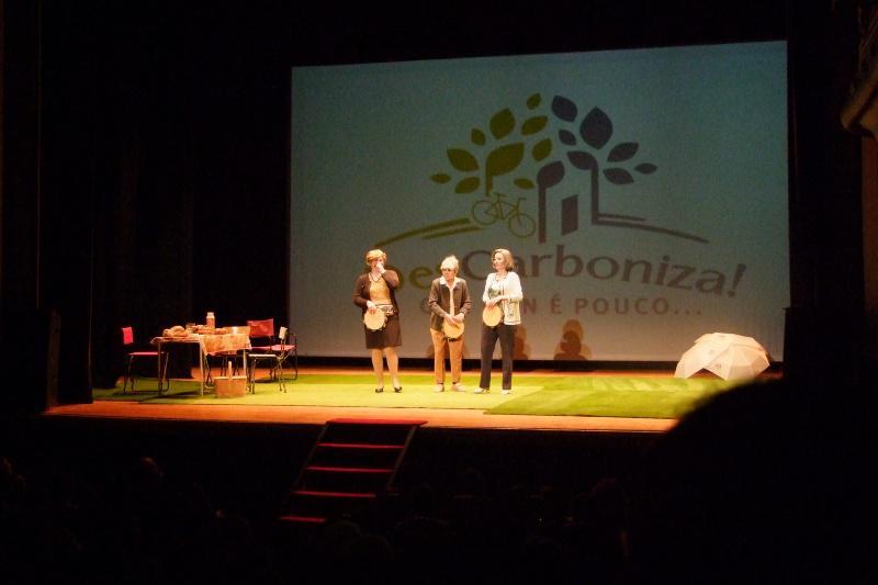 As Fillas Bravas de Chévere ‘descarbonizaron’ o Teatro Principal