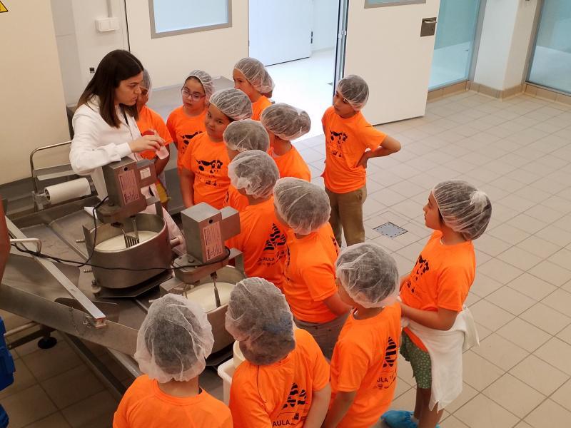 Escolares lugueses coñecen a Aula de Produtos Lácteos e Tecnoloxías Alimentarias da USC polo Día Internacional do Leite 