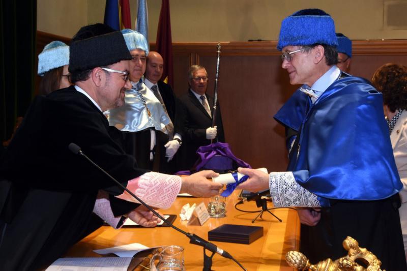 Nicholas Peppas e Ben Feringa súmanse á galería de doutores honoris causa da USC