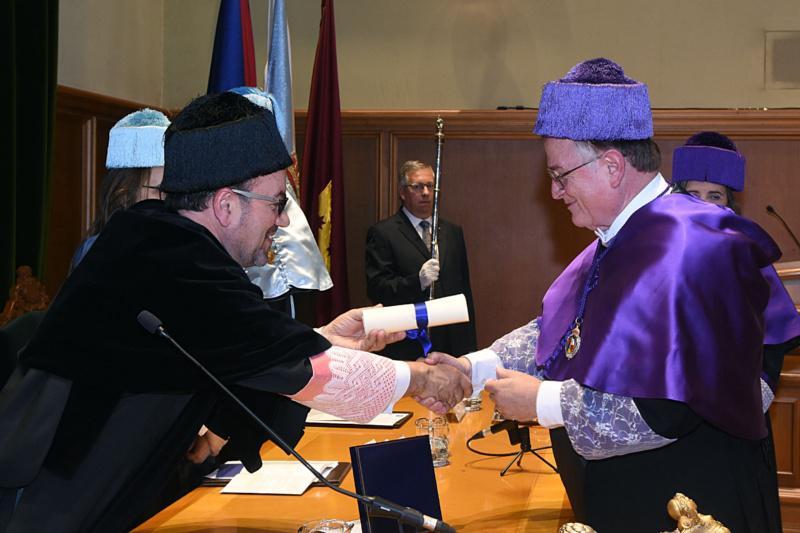 Nicholas Peppas e Ben Feringa súmanse á galería de doutores honoris causa da USC
