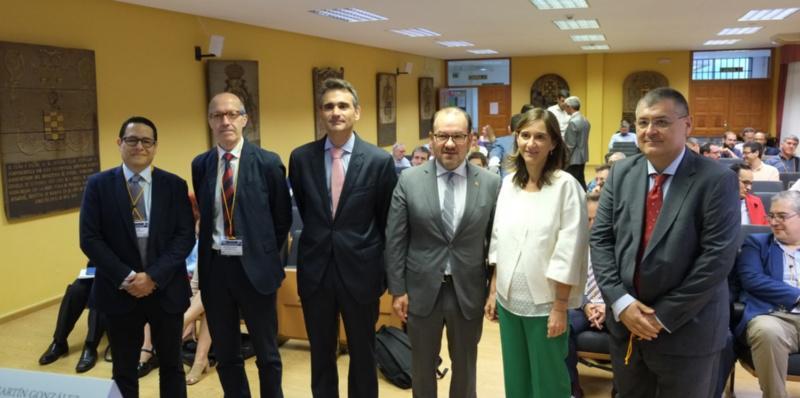 Un cento de expertos debaten o futuro deseño educativo en materia de competencias dixitais nas xornadas sobre Intelixencia Artificial e Desenvolvemento Humano