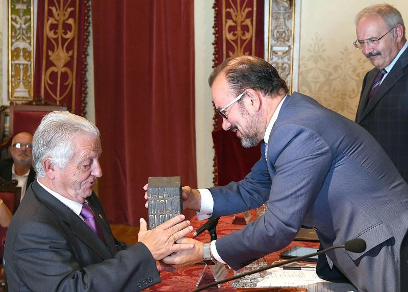 A USC recoñece o labor do profesor emérito Xosé Antón Gómez Segade como pioneiro no uso do galego nas aulas