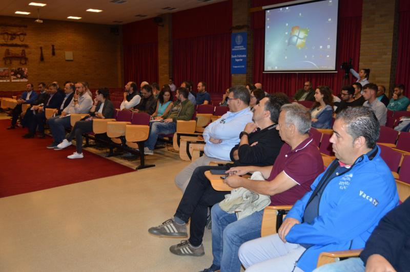 Un foro sobre ‘smart farming’ e tecnoloxías na produción de leite cita na EPS de Enxeñaría máis de cen gandeiros, técnicos e empresas