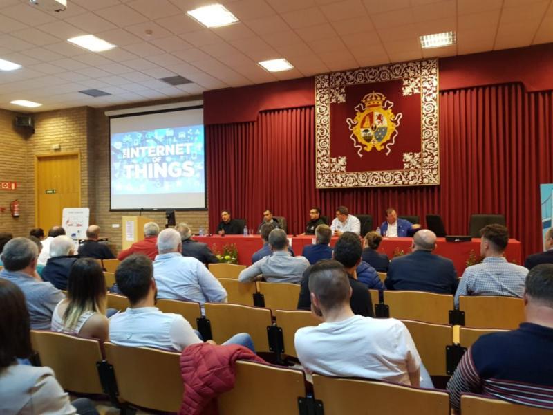 Un foro sobre ‘smart farming’ e tecnoloxías na produción de leite cita na EPS de Enxeñaría máis de cen gandeiros, técnicos e empresas