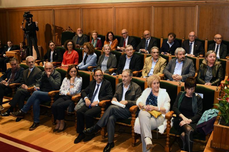 O reitor impúxolle a Insignia Fonseca a 73 integrantes dos cadros de persoal docente e de administración