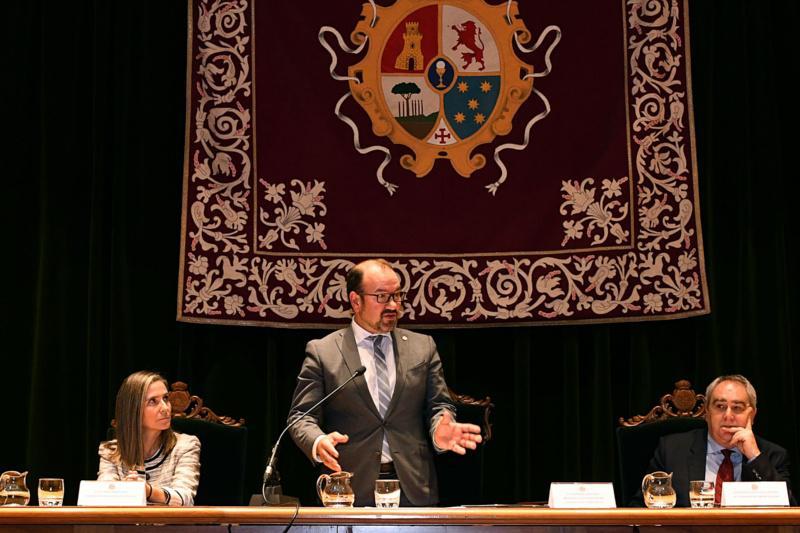 O reitor impúxolle a Insignia Fonseca a 73 integrantes dos cadros de persoal docente e de administración