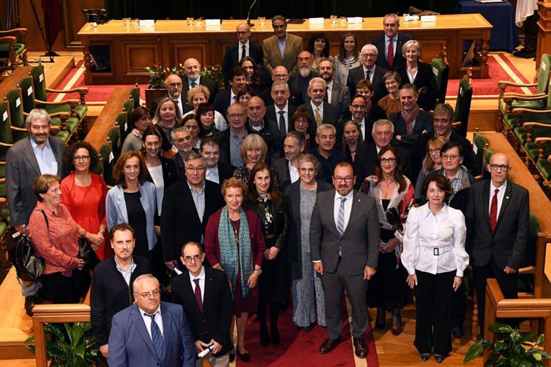 O reitor impúxolle a Insignia Fonseca a 73 integrantes dos cadros de persoal docente e de administración