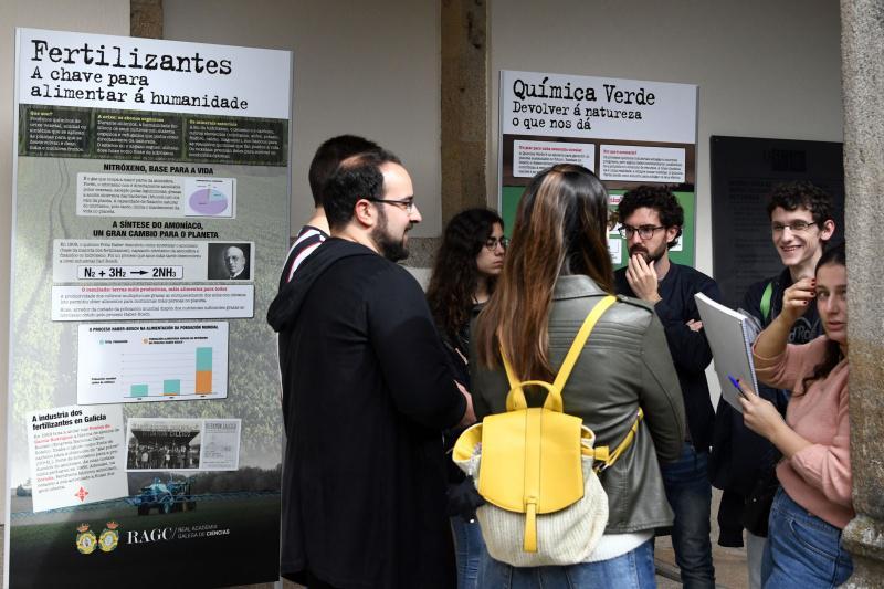 Unha mostra no Colexio de Fonseca percorre os maiores fitos da historia da química aplicada e as contribucións de Galicia