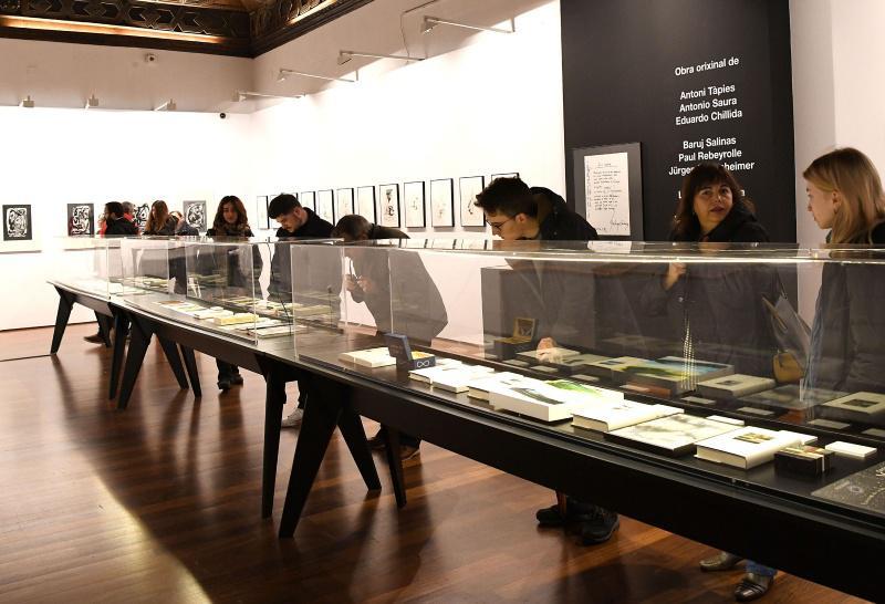 A exposición ‘Valente e a unidade das artes’ pon o foco na simbiose entre poesía e artes plásticas na obra do autor galego