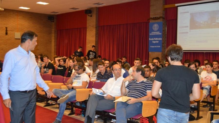 La EPS del Campus Terra regala a los nuevos estudiantes de primer curso una guía informativa sobre el centro