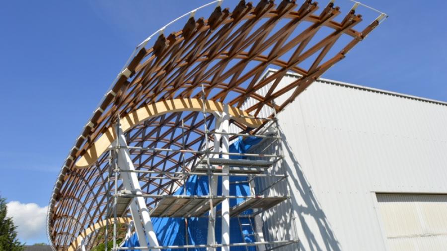 Pemade iza en la Escuela Politécnica Superior del Campus Terra la primera ‘gridshell’ del mundo realizada con madera de eucalipto
