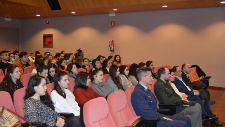 Enfermería analiza en un foro las alternativas de los futuros titulados para ampliar formación o incorporarse al mercado laboral