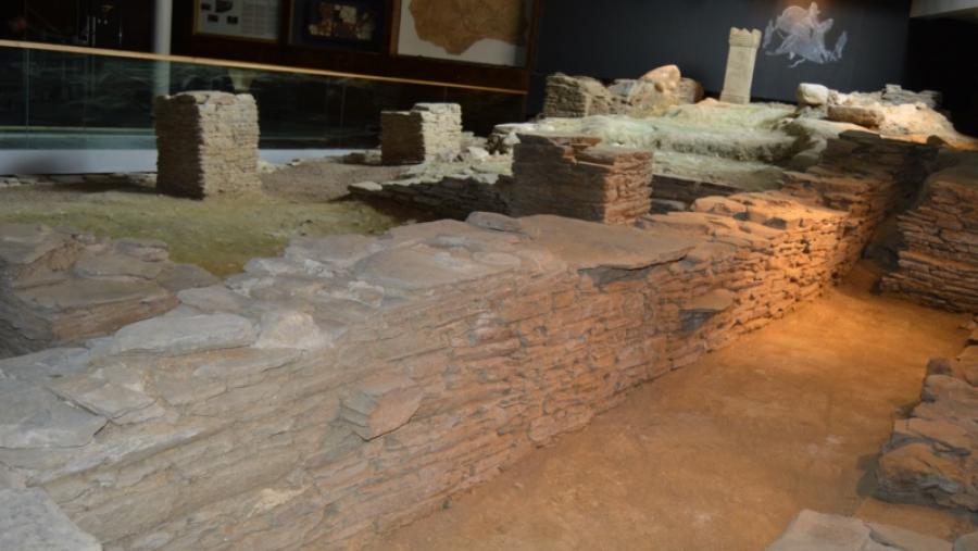 El arqueólogo Celso R. Cao y Germán Díaz guían este viernes la última visita del programa ‘Noches en la Domus’