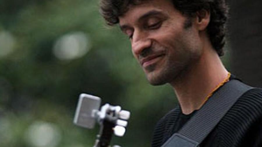 El cantautor gallego Xoán Curiel presenta ‘Ecuacións’ este viernes en la Casa do Saber en el marco del ciclo Lubicán Íntimo